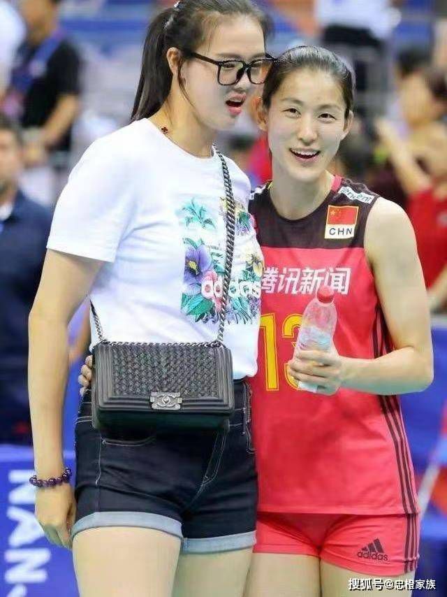 Simone 和女友 Claire 一对在一路多年的女女情侣，在她终究决议出柜之时，却碰到了一名餐厅主厨，出柜打算一时被打乱。——橘里橘气字幕组